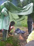 030 - Medvědi se snaží co nejdéle udržet oheň- za deště je to velmi obtížné